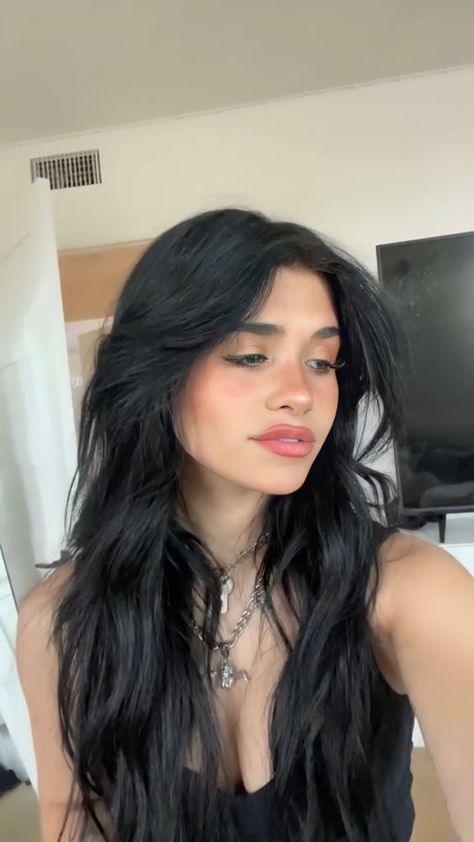 Nessa Haircut, Nessa Barrett Long Hair, Nessa Barrett Haircut, Nessa Barrett Black Hair, Nessa Barrett 2022, Nessa Barrett Hair, Curly Wolf Cut, Bob Pendek, Haircut With Curtain Bangs