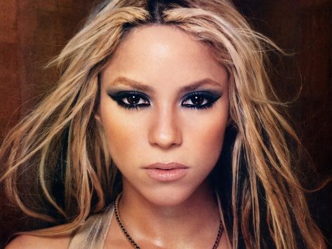 Shakira Shakira Makeup, Shakira Outfits, Shakira Concert, Portraits Lighting, Big Loose Curls, Shakira Style, Tiktok Inspiration, Halloween Couple Costumes, Themed Makeup