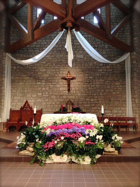 St. Joan of Arc Catholic Church, Powell OH, Easter decorations. Catholic Easter Decorations, Catholic Church Easter Decorations, Joan Arc, Easter Altar Decorations, Easter Church Flowers, Easter Floral Decorations, Easter Arrangements, Altar Catholic, Sanctuary Decor