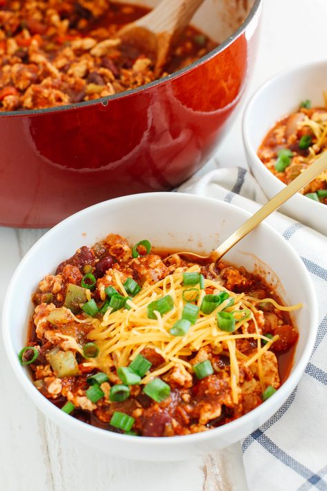 The BEST Turkey Chili recipe full of fresh veggies, lean turkey and tons of delicious flavor! Perfect for tailgates, meal prep and weekly dinners! Ground Turkey Chili Recipe, Healthy Chili Recipe Turkey, Ground Turkey Chili, Turkey Chili Healthy, Turkey Chili Recipe, Texas Pete, Pasta Alfredo, Chili Recipe Turkey, Healthy Turkey