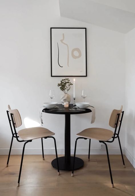 Small Dinner Table, Nordic Dining Room, Small Table And Chairs, Scandinavian Dining Room, Scandinavian Style Home, Small Dining Area, Dining Room Spaces, Oak Chair, Carl Hansen