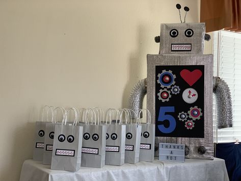 Wild Robot Party, Robot Party Decorations, Robot Birthday Party Ideas, Robot Party Ideas, Robot Themed Birthday Party, Robots Party Theme, Robot Birthday Party Decorations, Robot Party Favors, Bunny Birthday Theme