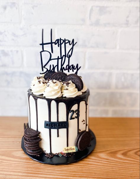 Oreo Drip Cake Birthday, Oreo Cake Designs, Birthday Cake Ideas Simple, Bolo Oreo, Oreo Drip Cake, 30th Birthday Cakes For Men, Birthday Bento, Drip Birthday Cake, Cake 2023