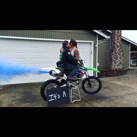 Dirt bike gender reveal using blue chalk. Dirt Bike Gender Reveal, Motocross Baby, Bow Gender Reveal, Gender Announcements, Gender Reveal Ideas, Baby Reveal Party, Gender Party, Random Image, Baby Gender Reveal