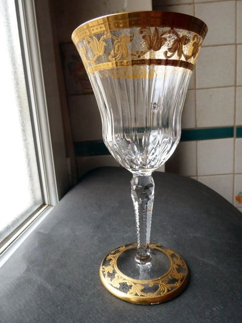 SAINT LOUIS GOLD CALLOT Crystal Wine Glass N° 3 16,5 cm stock: 0 Saint Louis Crystal, Gold Wine, Crystal Goblets, Crystal Decanter, Dinner Service, Saint Louis, Austrian Crystal, Crystal Glass, Wine Glasses