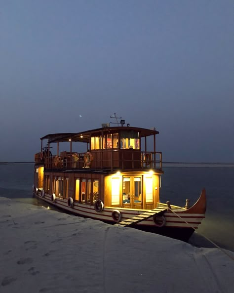 House Yacht, Small Houseboats, Row Row Your Boat, Boat House Interior, Houseboat Living, Floating House, River Boat, Incredible India, Boat Design