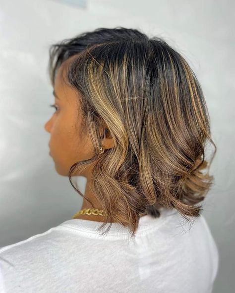 Spring Date Night Outfit Classy, Bob Color Ideas Black Women, Curl Hairstyles For Black Women, Honey Brown Highlights On Black Women, Short Highlighted Hair, Highlight Hairstyles, Blonde Highlights Bob, Natural Hair Highlights, Blonde Natural Hair