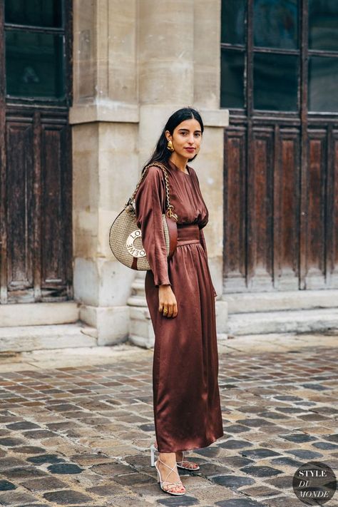 Jan 12, 2020 - This Pin was discovered by Harriet Robson. Discover (and save!) your own Pins on Pinterest. Bettina Looney, Summer 2019 Outfits, Outfits Street Styles, 2020 Street Style, 2019 Outfits, Reportage Photography, Giovanna Battaglia, Street Style Spring, Anna Dello Russo