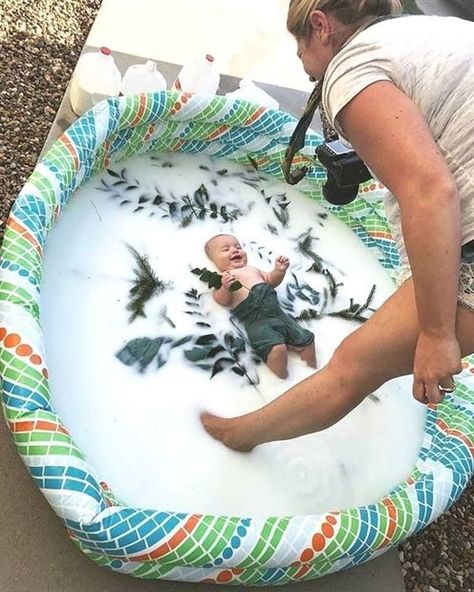 Baby Milk Bath, Bath Photoshoot, Milk Bath Photos, 6 Month Baby Picture Ideas, Photo Bb, Milk Bath Photography, Bath Photography, Baby Fotografie, Baby Poses