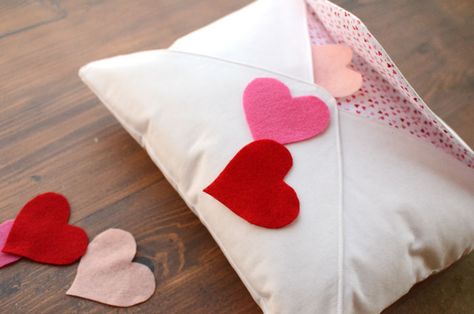 Love Letter Valentine Pillow – Free Sewing Pattern Valentines Day Pillows Diy, Valentines Day Sewing Projects, Valentines Sewing Projects, Valentine Pillows, Elementary Valentines, Valentines Pillow, Heart Shaped Pillow, Valentine Pillow, Pillows Diy