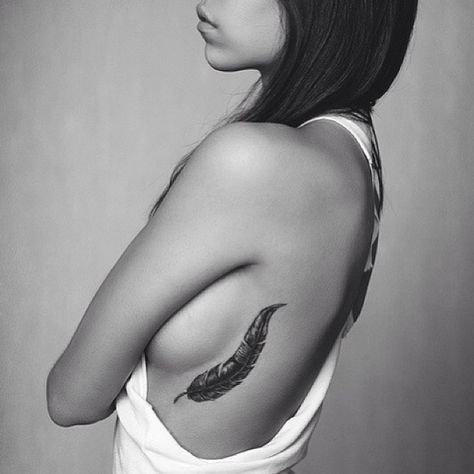 tattoo Tattoo Feather, Fashion Tattoo, D Tattoo, Geometric Fashion, Japanese Sleeve Tattoos, Feather Tattoo, 1 Tattoo, Feather Tattoos, Rib Tattoo