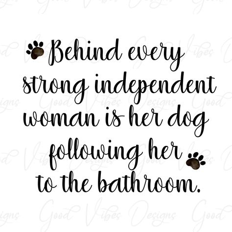 Behind every strong independent woman is her dog - SVG Dog Logos, Strong Independent Woman, Pet Humor, Dog Mom Quotes, Pet Quotes, Dog Humor, Puppy Mom, Dog Quotes Love, Dog Mom Tee