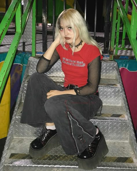 2000 Punk Fashion, Numetal Outfits, 90s Alt Fashion, 90s Grunge Fashion Punk, Numetal Fashion, 1990s Grunge Fashion, 90s Rock Fashion, 2000s Alternative Fashion, 90s Punk Fashion