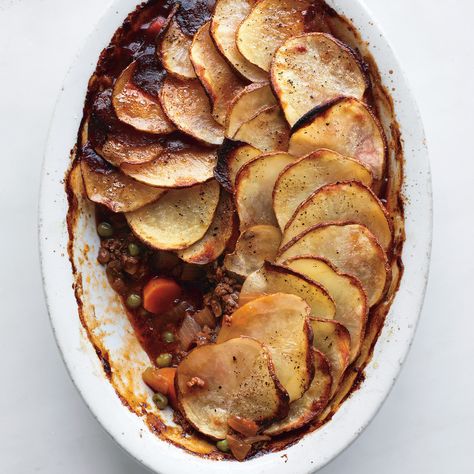 A traditional cottage pie is made with ground beef and topped with mashed potatoes. We used potato slices, which saves time and looks good, too. For a shepherd's pie, use lamb. Or, try a turkey twist: Add 2 cups finely minced turkey meat along with the peas. Best Pressure Cooker Recipes, Cottage Pie Recipe, Dinner Casserole Recipes, Best Pressure Cooker, Martha Stewart Recipes, Cottage Pie, Shepherds Pie, Irish Recipes, Easy Casserole Recipes