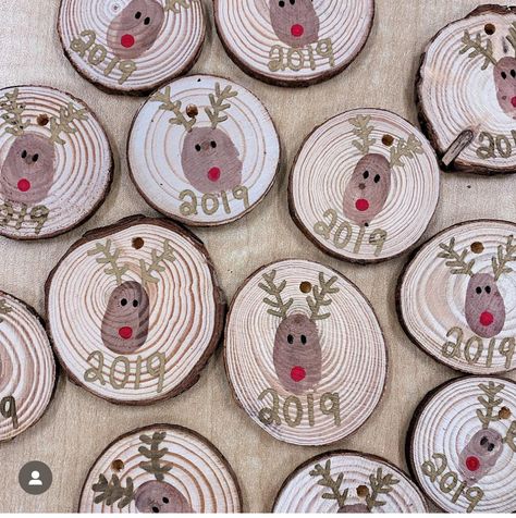 Christmas Wooden Slices Ideas, Diy Wood Slice Ornaments For Kids, Wooden Ornament Crafts For Kids, Diy Christmas Keepsakes For Kids, Kids Wooden Ornament Craft, Wood Ornament Ideas For Kids, Wooden Circle Ornaments Diy Kids, Wooden Christmas Ornaments Diy Kids, Kids Christmas Crafts Made Of Paint Feet And Hands Ideas