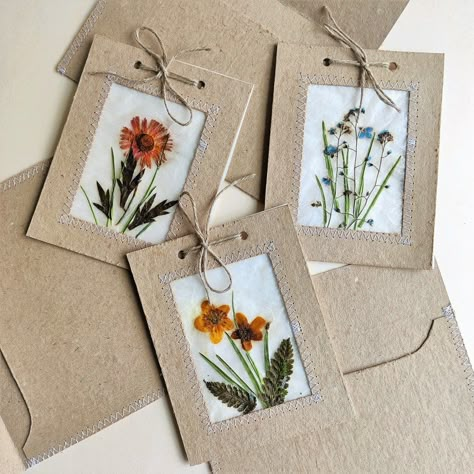 Handmade Paper Cards, Penanda Buku, Pressed Flower Crafts, Pressed Flower Art, Bookmarks Handmade, Pressed Flower, Brown Paper, Paper Cards, الرسومات اللطيفة