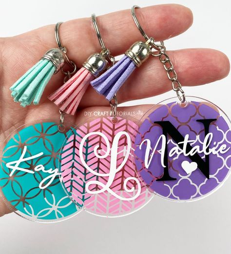 Round Acrylic Keychain Ideas, Disc Crafts, Acrylic Keychain Ideas, Resin Watch, Keychain Ideas, Diy Craft Tutorials, Acrylic Keychains, Acrylic Keychain, Craft Tutorials