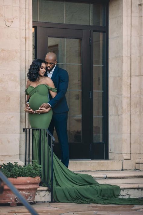 Couple Maternity Photography Poses, Couple Maternity Photography, Bump Photoshoot, Maternity Picture Outfits, Family Maternity Pictures, Couple Maternity, Maternity Dresses Photography, Shooting Couple, Maternity Photography Poses Outdoors