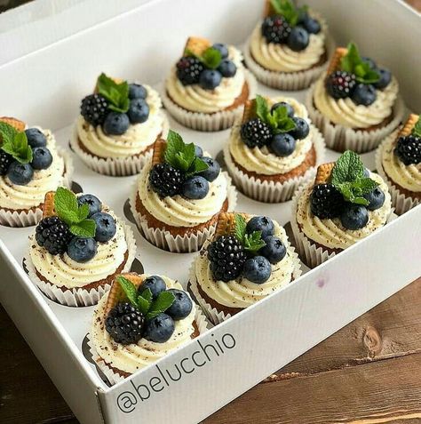 @AranzaDrive ❁ Cupcake Cake Designs, Cupcake Flavors, Snacks Für Party, Dessert Decoration, Dessert Cupcakes, Mini Desserts, Pretty Cakes, Cupcake Recipes, Christmas Desserts