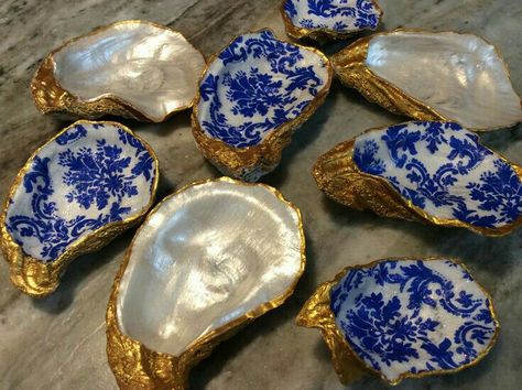 Seashells Decorations, Shell Gifts, Oyster Shell Jewelry, Gold Leaf Paint, Oyster Art, Shell Ideas, Oyster Shell Crafts, Gifts 2023, Pearl Paint