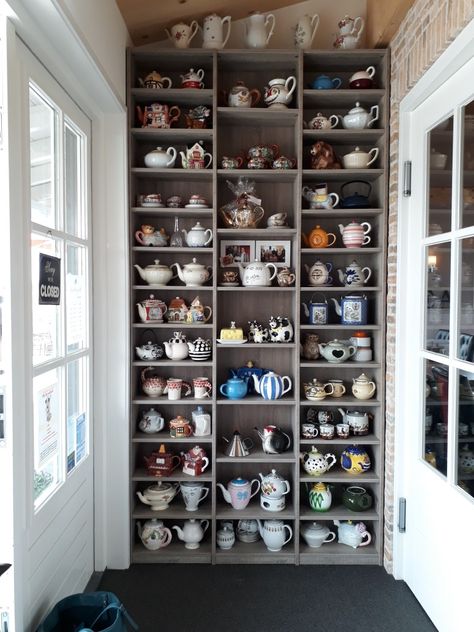 Tea Set Collection Display, Modern Teacup Display, Teapot Collection Display Ideas, Antique Tea Cups Display Ideas, Tea Pot Collection Display, Tea Pot Display, Teapot Collection Display, Tea Pot Display Ideas, Tea Pot Collection