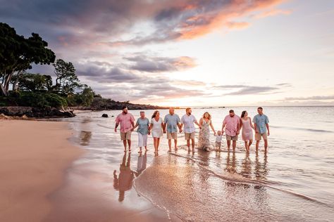 Family Beach Pictures Outfits, Beach Photoshoot Family, Large Family Photography, Extended Family Pictures, Snowy Pictures, Sunsets Hawaii, Beach Picture Outfits, Extended Family Photography, Sparrow Photography