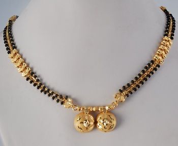 40 Latest Gold Mangalsutra Designs To Try in (2019) Wati Mangalsutra Designs Gold, Mangalsutra Vati Designs Gold, Marriage Purposal, Mangalsutra Designs Gold, Temple Jewellery Earrings, Mangalsutra Design, Black Beads Mangalsutra Design, Gold Mangalsutra Designs, Gold Chain Design