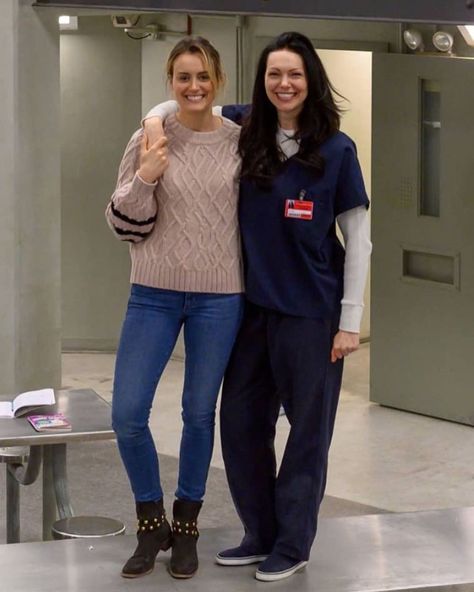 New BTS pics of Taylor Schilling and Laura Prepon on the set of oitnb season 7 Taylor Shilling, Alex And Piper, Alex Vause, Taylor Schilling, Laura Prepon, Girl Couple, Orange Is The New, Orange Is The New Black, We Wear