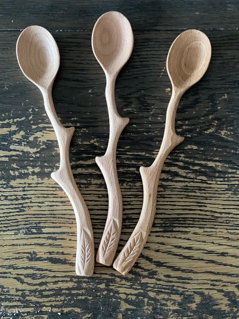 Wooden tree branch spoon for mixing magical potions Beginner Carving Projects, Cute Wood Carvings, Whittled Spoon, Wood Burning Spoons Ideas, Wood Carved Spoons, Beginner Wood Carving, Wood Carving Ideas, Art Sculpture En Bois, Wood Carving Art Sculpture