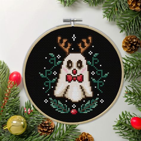 Ghost Cross Stitch, Horror Christmas, Ghost Embroidery, Christmas Ghost, Funny Cross Stitch, Stitch Halloween, Funny Cross Stitch Patterns, Xmas Cross Stitch, Cross Stitch Christmas