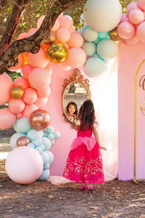 Disney Princess Slumber Party, Disney Princess Party Entrance, Princess Halloween Party Ideas, Princess Party Theme Decorations, Kids Birthday Themes Girls Decorations, 4th Princess Birthday Party Theme, Elegant Disney Princess Birthday Party, Disney Inspired Birthday Party, Princess Party Balloon Decor