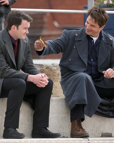 I love me some Ianto and Jack! :) Captain Jack Harkness And Ianto Jones, Jack And Ianto Torchwood, Ianto Jones And Jack Harkness, Torchwood Fanart, Torchwood Funny, Ianto Jones, Gareth David Lloyd, Jack Johns, I Am The Doctor