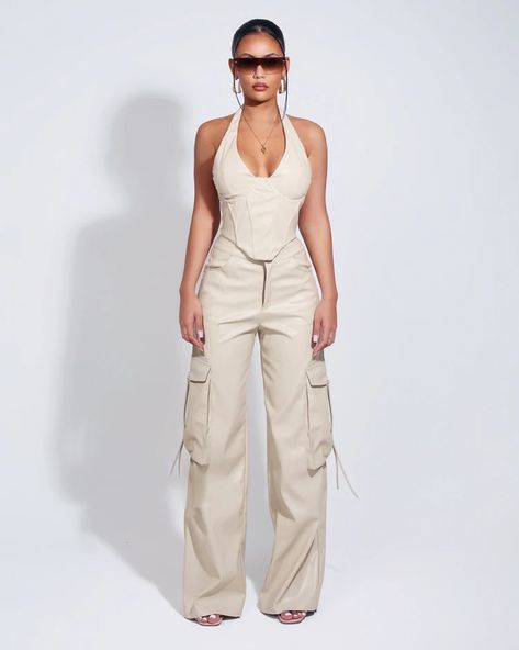 Corset Trousers Outfit, Corset Top And Trousers Outfit, Cargo And Corset Outfit, Corset Looks Outfit, Cargos And Corset, How To Style Corset Tops, How To Style A Corset Top, Halter Neck Outfit, Leather Cargos