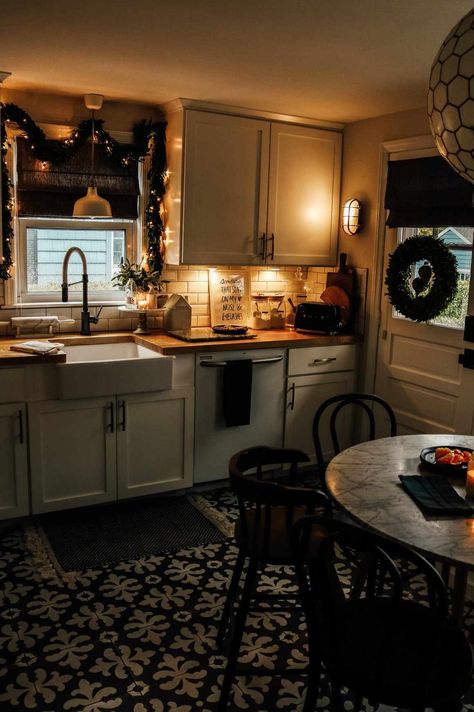 This ‘Magic’ Light Trick Is Perfect for Renters—and Can Transform Any Space Nesting With Grace, Cozy Kitchen, Decoration Christmas, House Inspo, Dream Kitchen, House Inspiration, My Dream Home, A Kitchen, Kitchen Inspirations