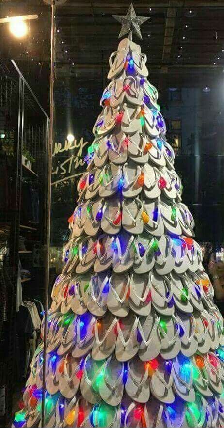 10 Hilariously Clever Christmas Trees | 12 Tomatoes Christmas Tree Decorations Themes, Caribbean Christmas, Unusual Christmas Trees, Aussie Christmas, Florida Christmas, Beachy Christmas, Hawaiian Christmas, Christmas Tree Decorating Themes, Summer Christmas