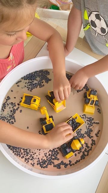 Kids Craft and Learning Page on Instagram: "Construction Sensory🚜 save this activity to try with your kids! I’m not kidding when I say they played for almost an hour with this set up! 🪨Oobleck is amazing! It’s both a solid and a liquid. It’s a must try sensory activity 🚧Add 2 cups of cornstarch to 1 cup of water to make oobleck! That’s it! 🚜We added brown food coloring to be mud for the trucks 🫘Throw in some rocks and black beans to play with! Tray is from @inspiremyplay 🚜Have you made o Brown Food Coloring, Brown Food, Construction For Kids, Sensory Activity, Cup Of Water, Sensory Activities, Food Coloring, Childcare, I Said