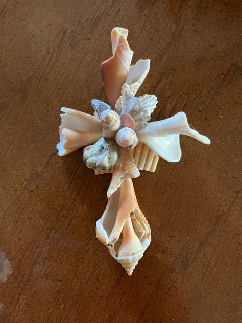 Shell Crosses Diy, Diy Seashell Ornaments, Diy Craft Gifts, Seashell Cross, Seashell Artwork, Seashell Art Diy, Shell Cross, Seashell Christmas, Shell Sculpture