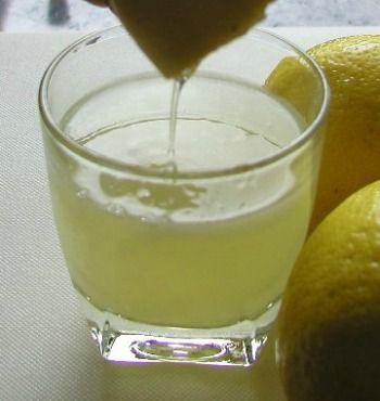 Juice lemons Lemon Juice Benefits, Best Hair Mask, Hair Mask For Damaged Hair, Cholesterol Remedies, Liquid Diet, Health Tips For Women, How To Squeeze Lemons, Detox Smoothie, Detox Drinks