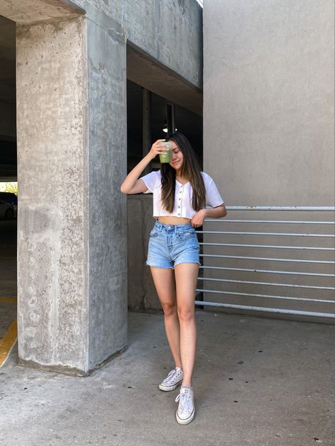 Casual spring/summer outfit. A girl wearing a white cropped button up linen top and light-washed denim shorts from target. Wearing white converses holding an iced matcha latte. Converse With Shorts, Shorts Casual Outfit, Cropped Linen Shirt, Casual Spring Outfit, Outfit Denim, Casual Outfit Ideas, Everyday Casual Outfits, Outfits With Converse, White Converse