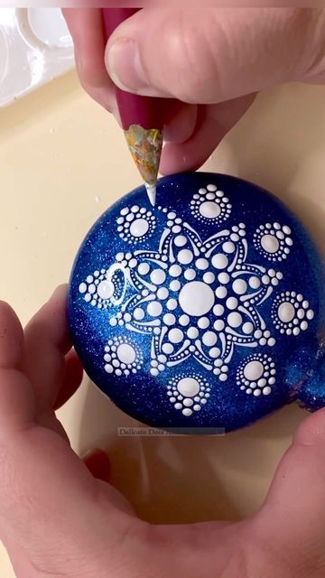 Christmas Mandala Art, Mandala Ornaments, Mandala Christmas, Christmas Mandala, Mandala Meditation, Diy Rock Art, Acrylic Artists, Dot Art, Process Art