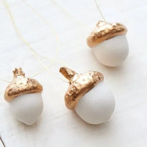 Acorn Craft, Acorn Ornaments, Acorn Crafts, Deco Table Noel, Gold Christmas Decorations, Noel Christmas, Gold Christmas, Christmas Deco, Xmas Crafts