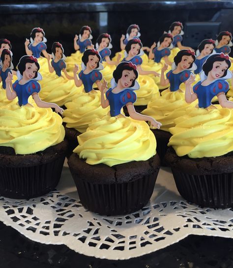 Snow White cupcakes! Snow White Birthday Theme, Snow White 1st Birthday Party, Snow White First Birthday Party, Snow White Birthday Cake, Adele Birthday, Snow White Cupcakes, Anniversary Dessert, Snow White Cake, Snow White Birthday Party