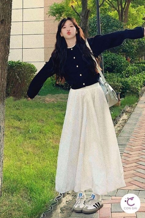 Korean Skirt Outfits Long, Minimalist Skirt Outfit, Korean Long Skirt Fashion, Korean Long Skirt Outfits, Taiwan Outfit, Mid Skirt Outfits, Korean Skirt Outfits, Cute Feminine Outfits, Simple Casual Outfits