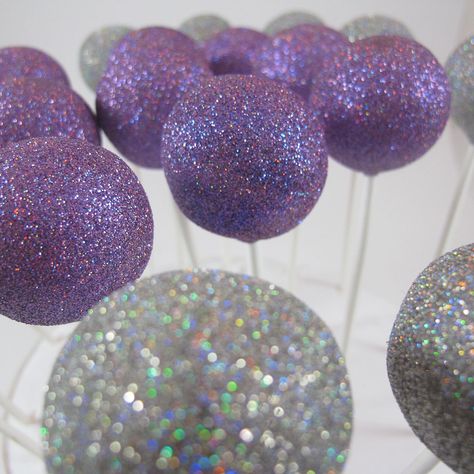 Glitter Cake pops Euphoria Cake Pops, Purple Glitter Cake, Oreo Cake Balls, Glitter Cake Pops, Purple Cake Pops, Sparkly Cake, Frosting Techniques, Pop Cupcakes, Purple Candy