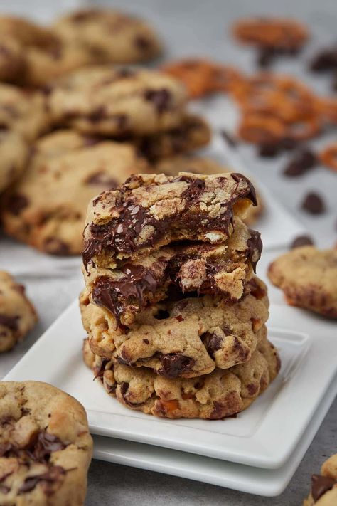 Salty Pretzel Chocolate Chip Cookies made with browned butter dough are completely loaded with flavor and texture! You're gonna love these! Pretzel Chocolate Chip Cookies, Pretzel Chocolate, Butter Pretzels, Brown Butter Chocolate Chip, Brown Butter Chocolate Chip Cookies, Pretzels Recipe, Browned Butter, Chocolate Pretzels, Chewy Chocolate Chip Cookies