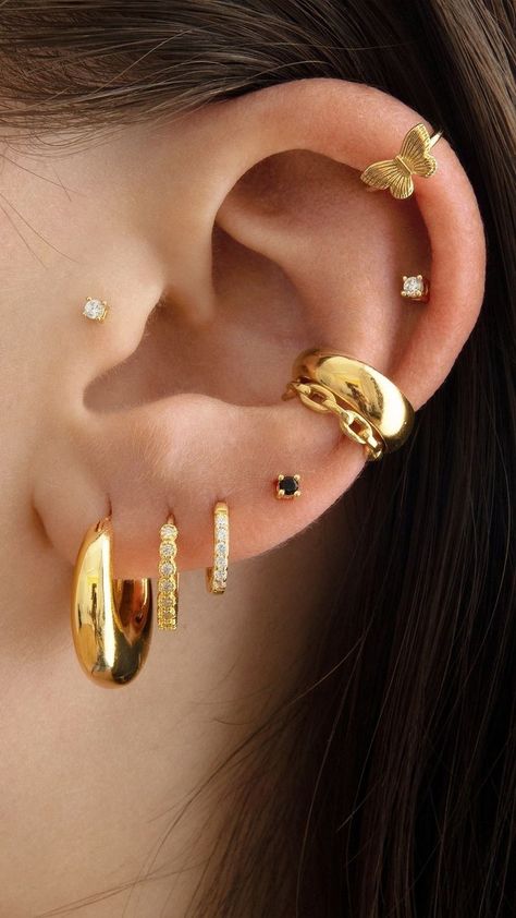 Earrings Arrangement Ideas, Earring Sets For Multiple Piercings Gold, Earring Styles Ideas, Earring Placement Ideas, Multiple Ear Piercings Aesthetic, Ear Styling Ideas, Earring Stack Ideas, Ear Piercing Aesthetic, Piercing Styling