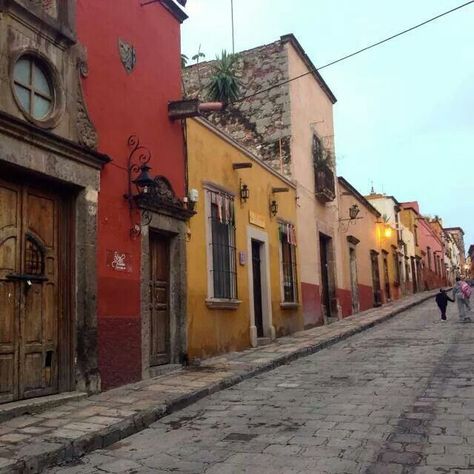 Mexican Style Homes, Mexico Culture, Casas Coloniales, Story Setting, Conde Nast Traveler, Mexican Culture, The Plaza, American Cities, Mexican Style