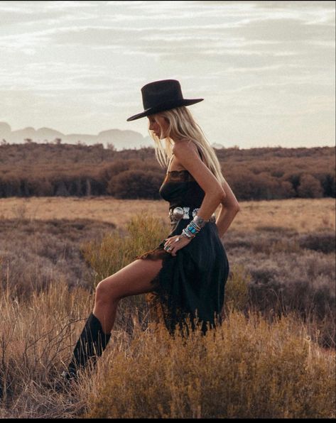 Boho Editorial Photography, Western Beach Photoshoot, Western Desert Photoshoot, Cowgirl Poses Photo Shoots, Drip Photoshoot, Fall Western Photoshoot, Western Photo Shoot, Western Formal Wear, Western Photo Shoots