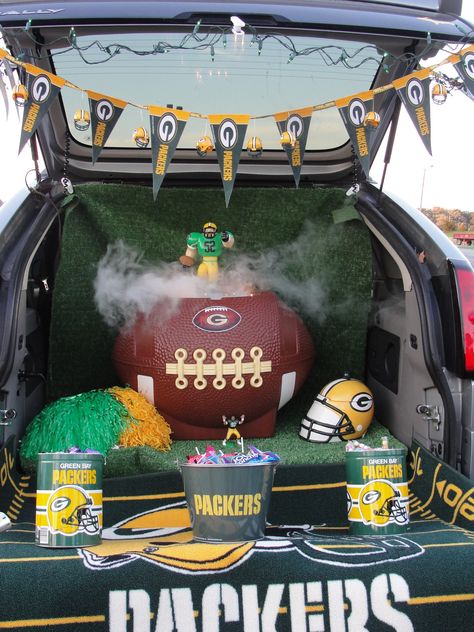 Trunk or Treat (Football Theme) LOVE my Packers! Trunk Or Treat Spiderman, Football Themed Party, Trunker Treat Ideas, Trunk Or Treat Ideas, Halloween Crafts Preschool, Spider Crafts, Sensory Ideas, Paper Chain, Dollar Store Halloween