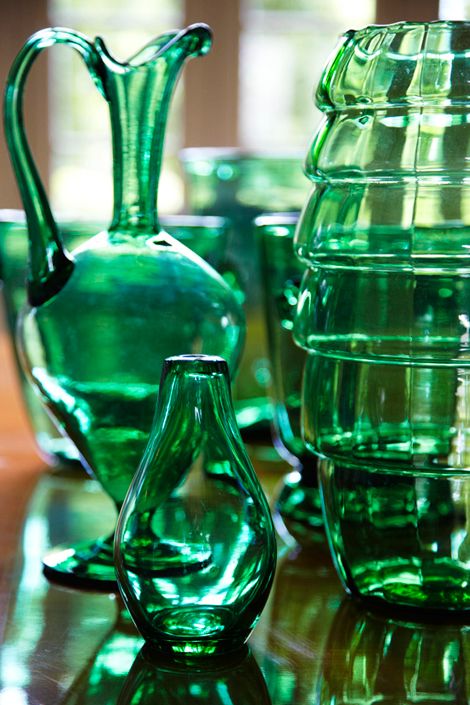 Candescent Emploi glass! Yoga Studio Design, Green Inspiration, Simple Green, Green Decor, Glass Vases, Color Of The Year, Design Case, Green Aesthetic, Color Of Life